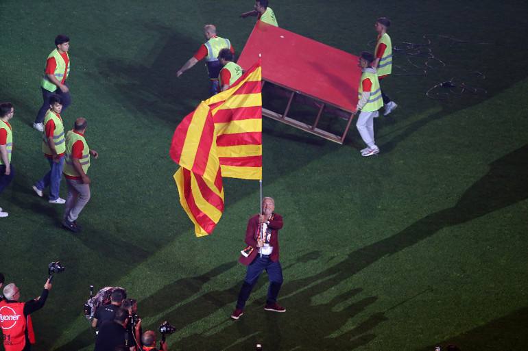 Galatasaray, Nef Stadında kupayı kaldırdı Şampiyonluk kutlamasında büyük coşku, ünlü isimler ve oyuncular...