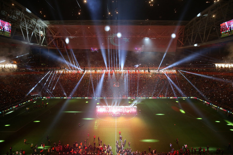 Galatasaray, Nef Stadında kupayı kaldırdı Şampiyonluk kutlamasında büyük coşku, ünlü isimler ve oyuncular...