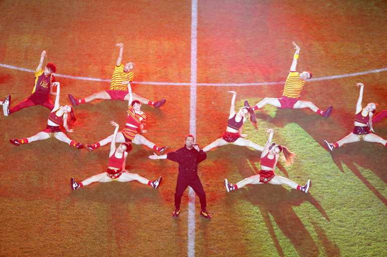 Galatasaray, Nef Stadında kupayı kaldırdı Şampiyonluk kutlamasında büyük coşku, ünlü isimler ve oyuncular...