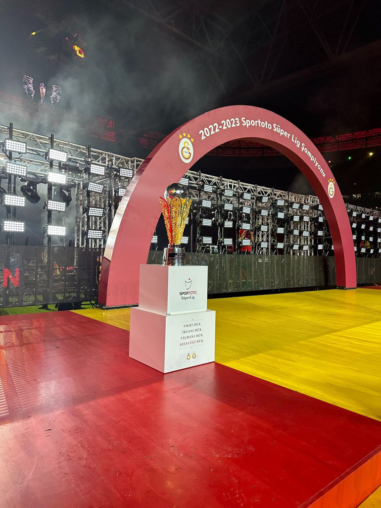 Galatasaray, Nef Stadında kupayı kaldırdı Şampiyonluk kutlamasında büyük coşku, ünlü isimler ve oyuncular...