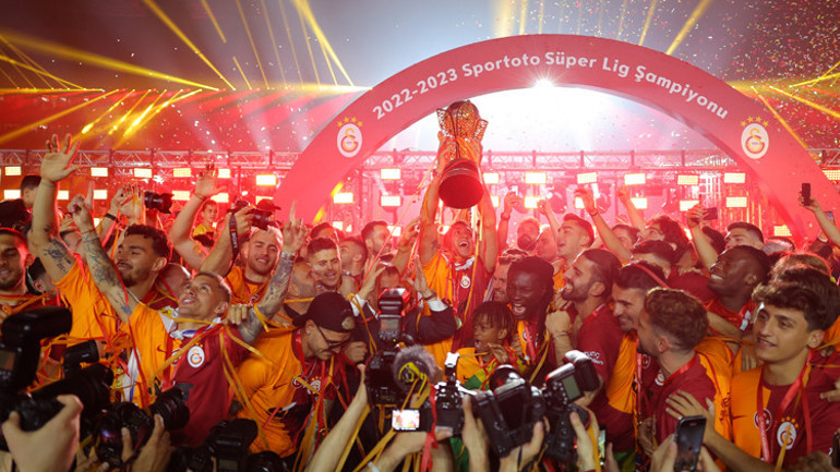 Galatasaray, Nef Stadında kupayı kaldırdı Şampiyonluk kutlamasında büyük coşku, ünlü isimler ve oyuncular...