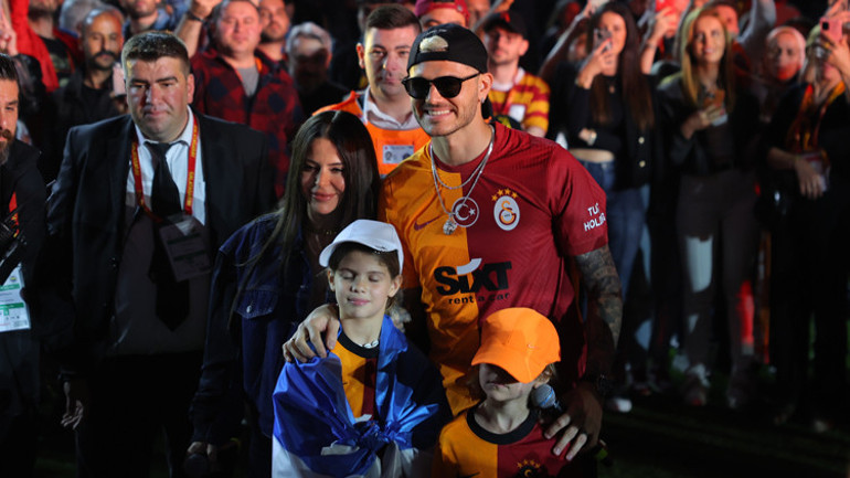 Galatasaray, Nef Stadında kupayı kaldırdı Şampiyonluk kutlamasında büyük coşku, ünlü isimler ve oyuncular...