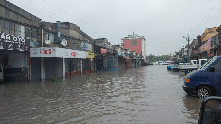 Samsun’da cadde ve sokaklar göle döndü; Ladik ilçesinde eğitime ara verildi