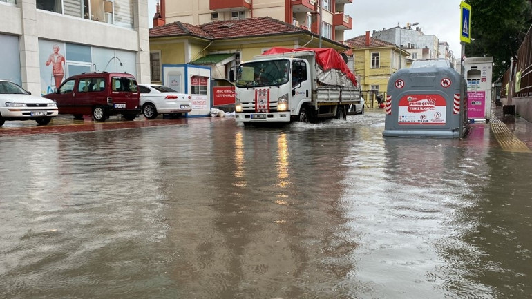 Samsun’da cadde ve sokaklar göle döndü; Ladik ilçesinde eğitime ara verildi