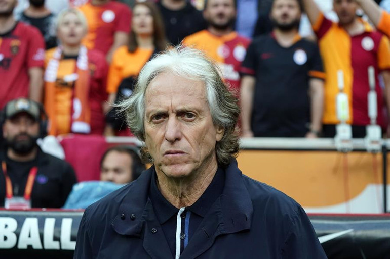 Fenerbahçede eleştiri oklarının hedefi Jorge Jesus Galatasaray derbisi sonrası Tümer Metinden çok konuşulacak iddia... Bir Fenerbahçeli futbolcuyla konuştum...