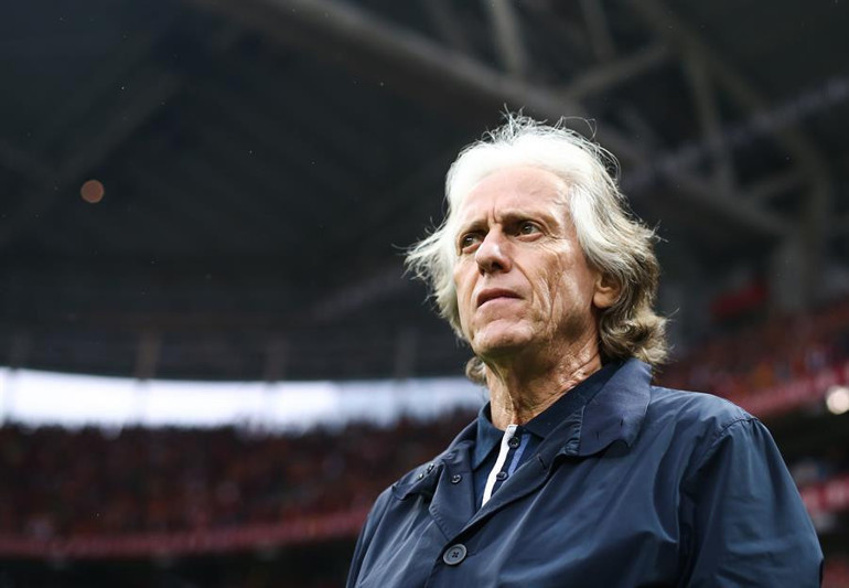 Fenerbahçede eleştiri oklarının hedefi Jorge Jesus Galatasaray derbisi sonrası Tümer Metinden çok konuşulacak iddia... Bir Fenerbahçeli futbolcuyla konuştum...