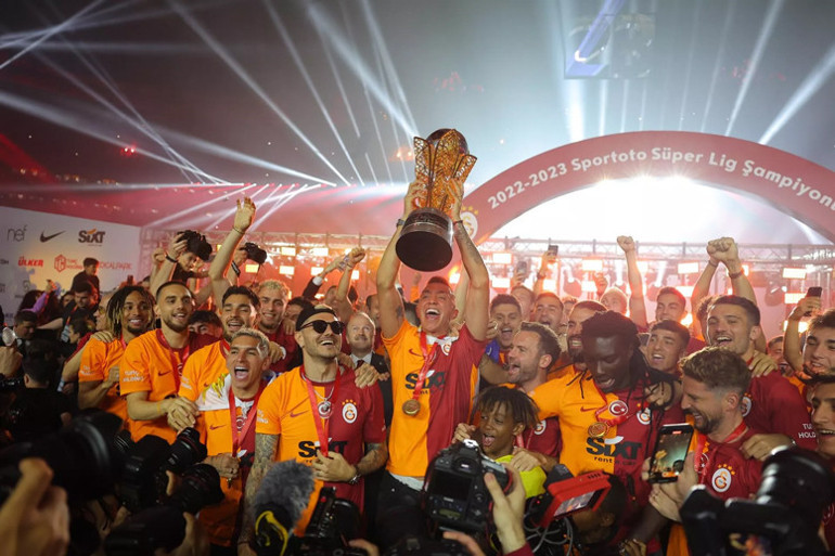 Galatasarayın 23. şampiyonluğunun öyküsü... Mauro Icardi şu sözlerle arkadaşlarını ikaz etti: İdmanda çift dalarım, ayağını sakatlarım