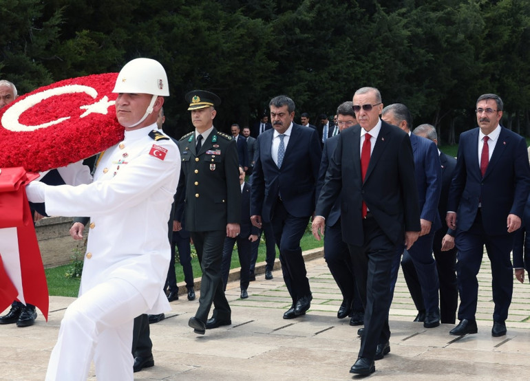 Cumhurbaşkanı Erdoğan ve yeni kabine üyelerinden Anıtkabire ziyaret: 85 milyona aşkla hizmet edeceğiz