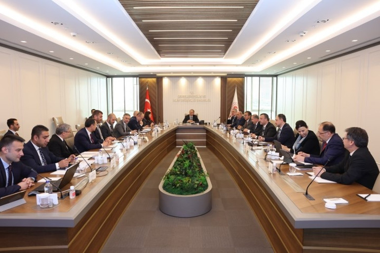 Bakan Özhaseki: Önceliğimiz afet bölgesindeki çalışmalar