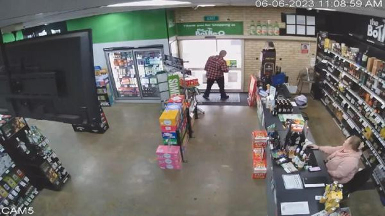 Hırsız, marketin kapısı kitlenince çaldığı paketi geri bıraktı