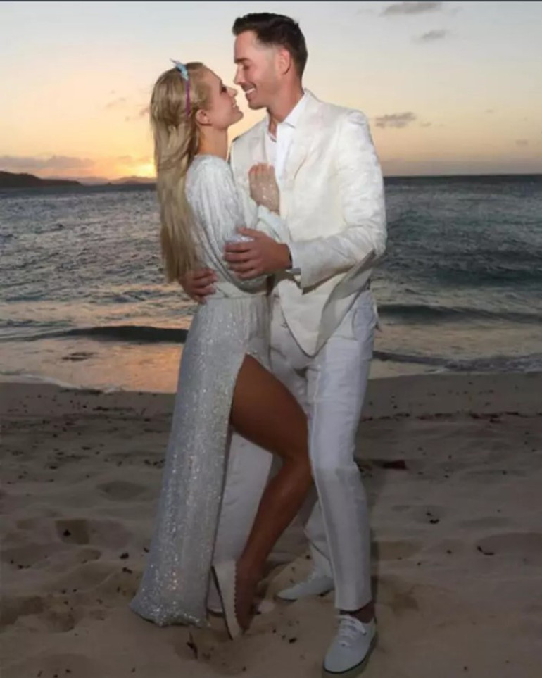 Sosyetik güzel sahnelere döndü, eşi onu kucağında minik oğullarıyla izledi