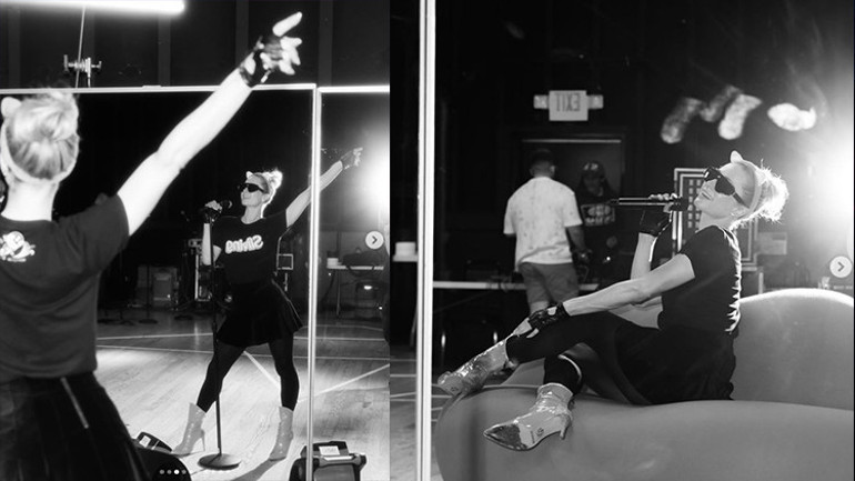 Sosyetik güzel sahnelere döndü, eşi onu kucağında minik oğullarıyla izledi