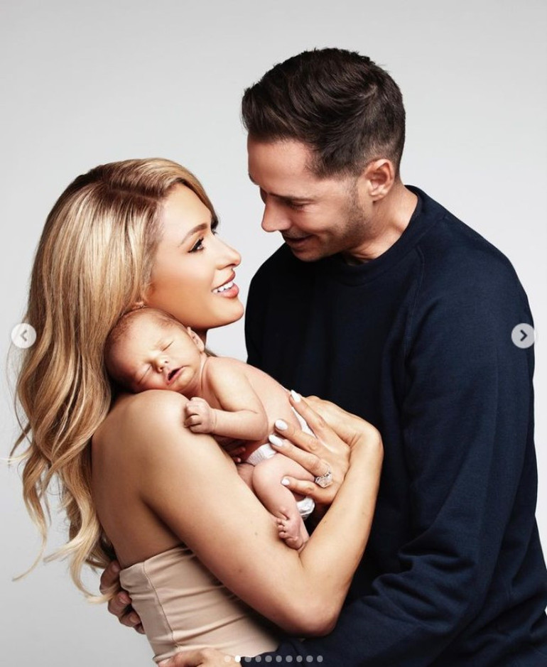 Sosyetik güzel sahnelere döndü, eşi onu kucağında minik oğullarıyla izledi