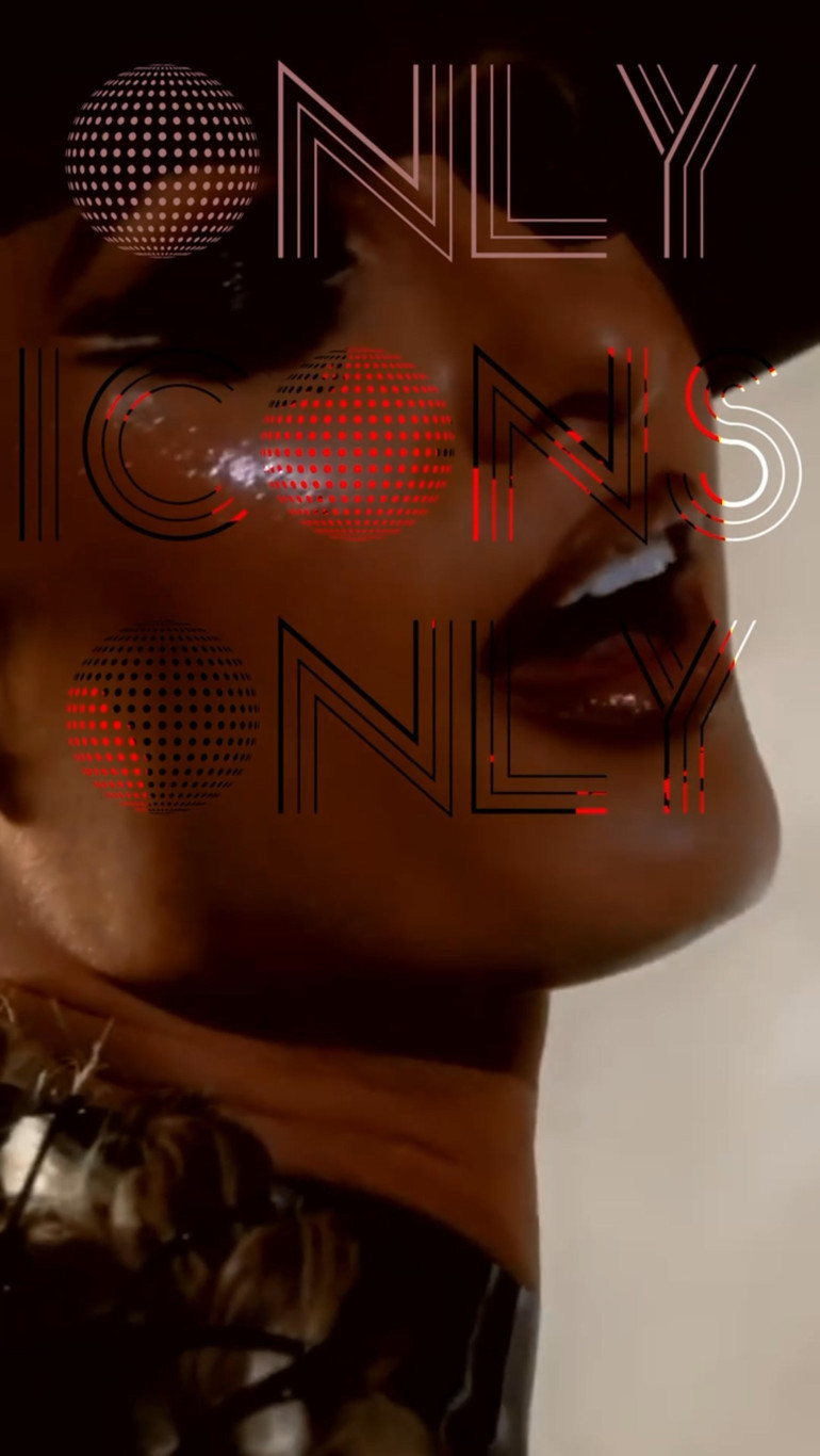 Sosyetik güzel sahnelere döndü, eşi onu kucağında minik oğullarıyla izledi