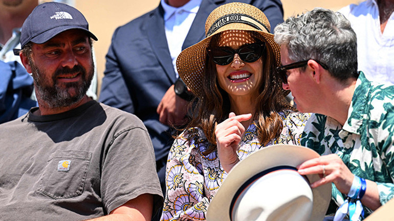 Kocasının ihaneti 10 yıllık evliliğini sarsmıştı: Ünlü yıldız evlilik yüzüğünü göstermeye çalışırken ter döktü