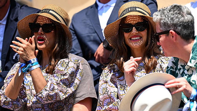 Kocasının ihaneti 10 yıllık evliliğini sarsmıştı: Ünlü yıldız evlilik yüzüğünü göstermeye çalışırken ter döktü