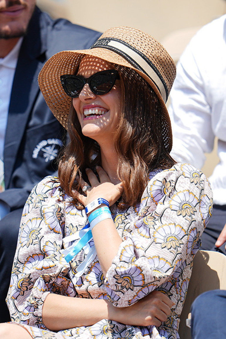 Kocasının ihaneti 10 yıllık evliliğini sarsmıştı: Ünlü yıldız evlilik yüzüğünü göstermeye çalışırken ter döktü