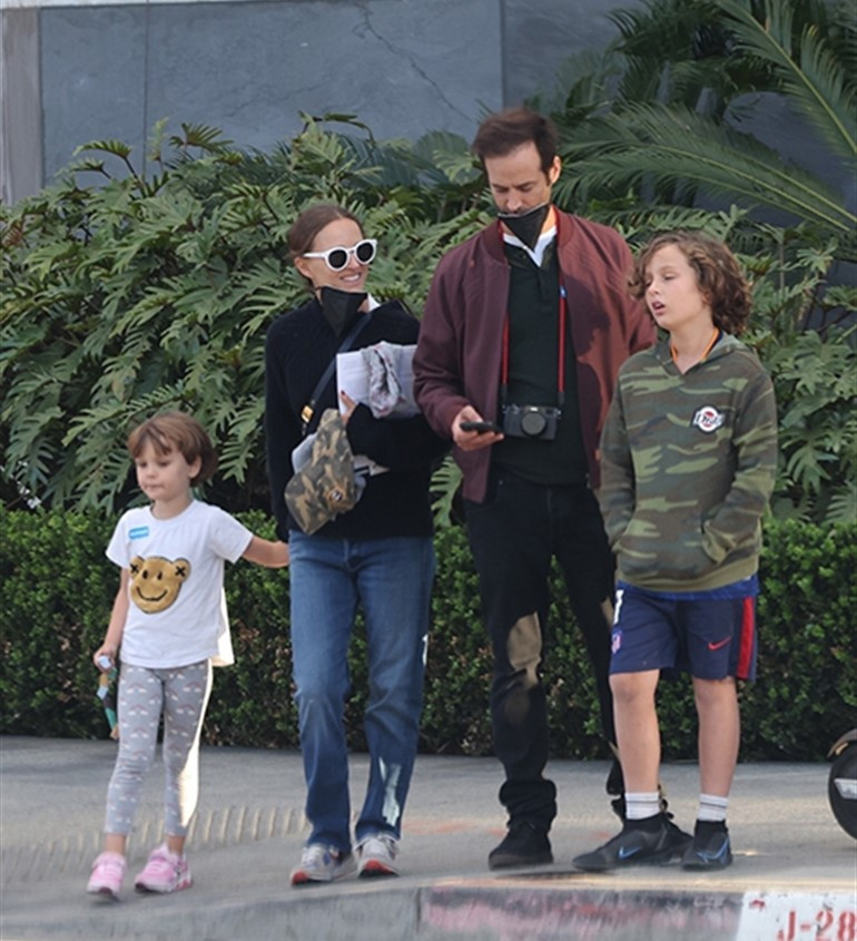 Kocasının ihaneti 10 yıllık evliliğini sarsmıştı: Ünlü yıldız evlilik yüzüğünü göstermeye çalışırken ter döktü