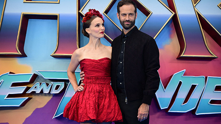 Kocasının ihaneti 10 yıllık evliliğini sarsmıştı: Ünlü yıldız evlilik yüzüğünü göstermeye çalışırken ter döktü