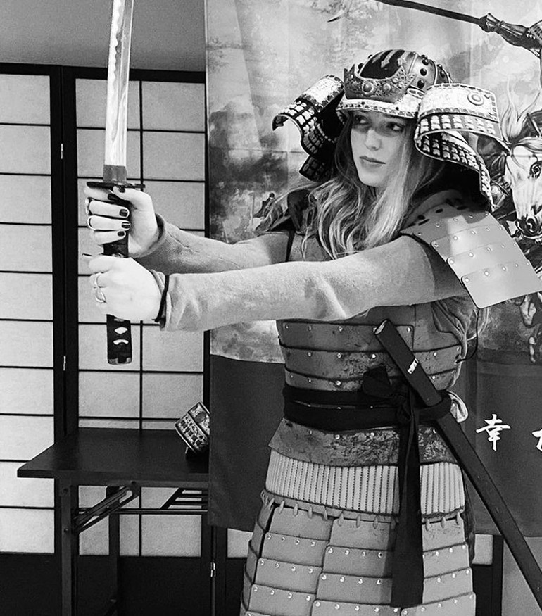 Demet Özdemir kesenin ağzını açtı Komşudan ev aldı...