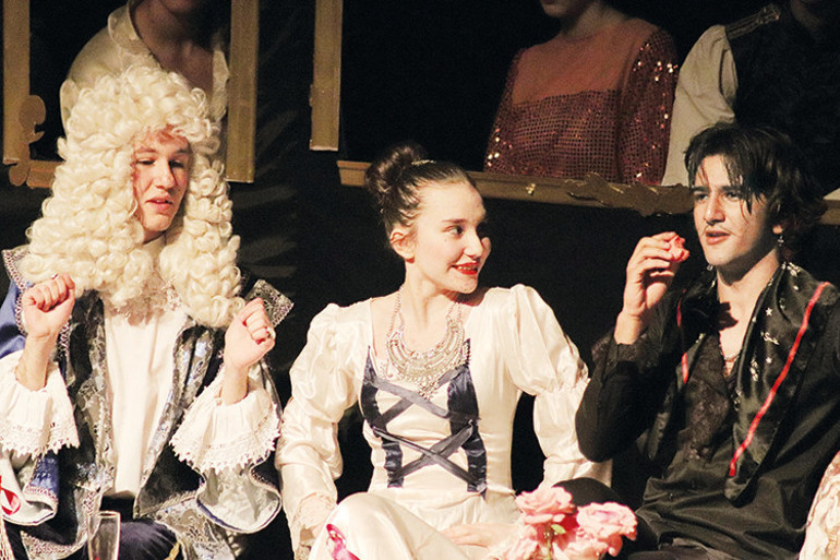 Usta oyuncudan öğrencilere jest