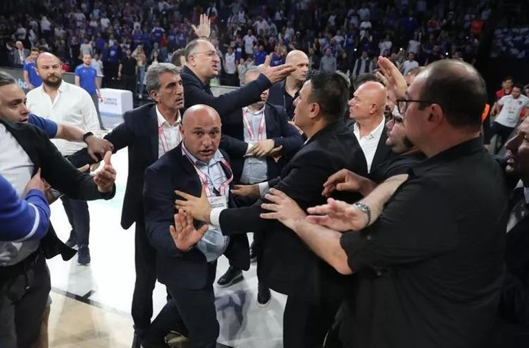 Son Dakika: Anadolu Efes - Fenerbahçe Beko maçının hakemi Aytuğ Ekti görevini bıraktığını açıkladı TBFnin kararını kınıyorum