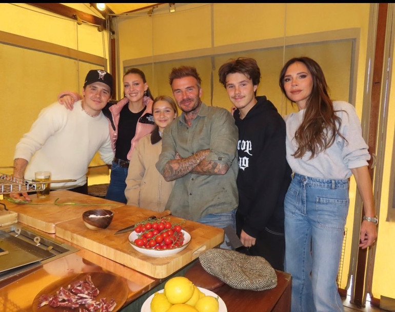 Modacı Victoria Beckham’a soğuk duş… Son tasarımlarını topa tuttular: Bunları büyükannelerimiz mi giyecek