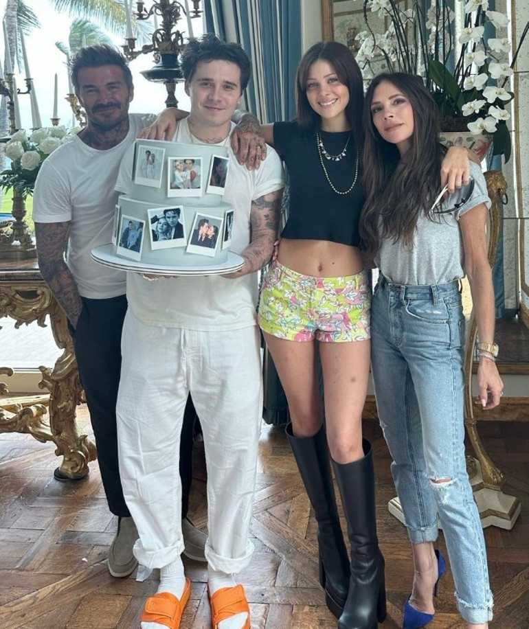 Modacı Victoria Beckham’a soğuk duş… Son tasarımlarını topa tuttular: Bunları büyükannelerimiz mi giyecek