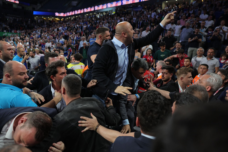 Anadolu Efes-Fenerbahçe Beko maçı sonunda gerginlik Ergin Ataman ve yöneticiler...