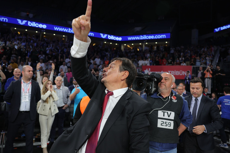 Anadolu Efes-Fenerbahçe Beko maçı sonunda gerginlik Ergin Ataman ve yöneticiler...