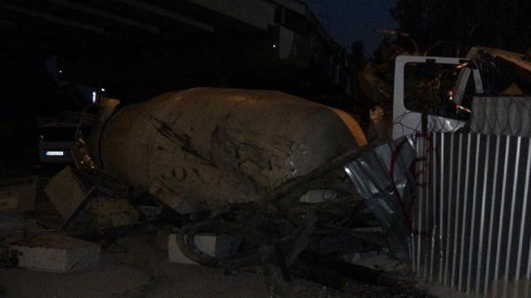 İzmirde feci kaza Beton mikseri metro inşaatı sahasına uçtu