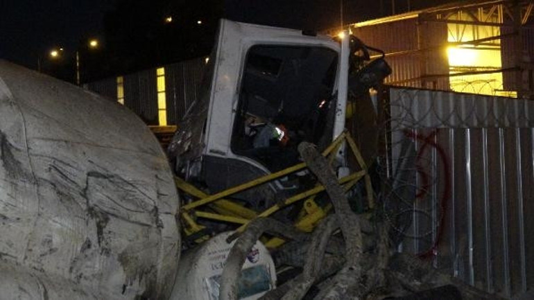 İzmirde feci kaza Beton mikseri metro inşaatı sahasına uçtu