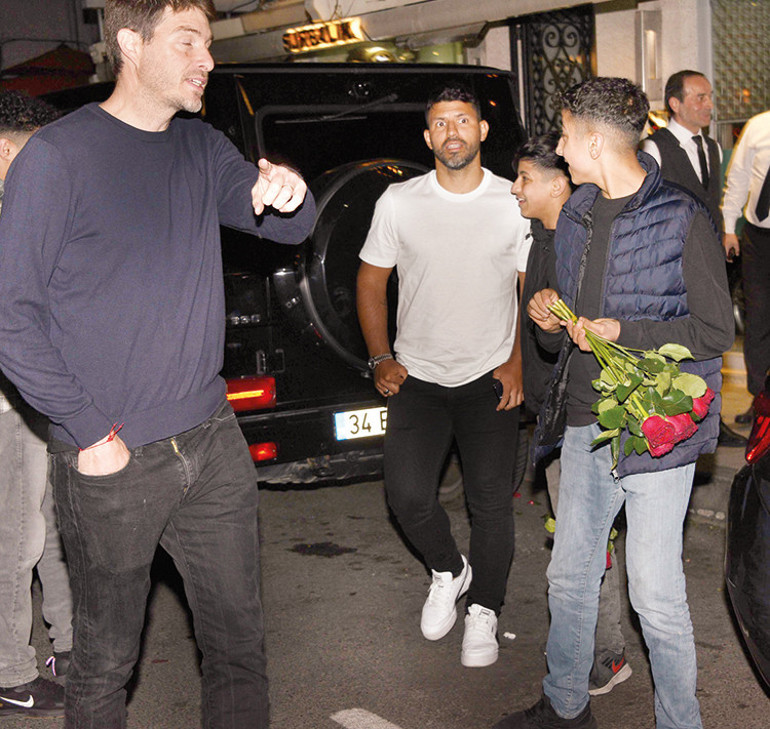 Sergio Aguero taksi bulamadı, Gökhan Gönül arabasını verdi