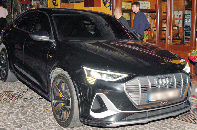 Sergio Aguero taksi bulamadı, Gökhan Gönül arabasını verdi