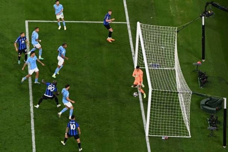 Şampiyonlar Ligi finalinde Manchester Cityye kaybeden Interde Romelu Lukaku saç baş yoldurdu 2020de yaptığını yine yaptı...
