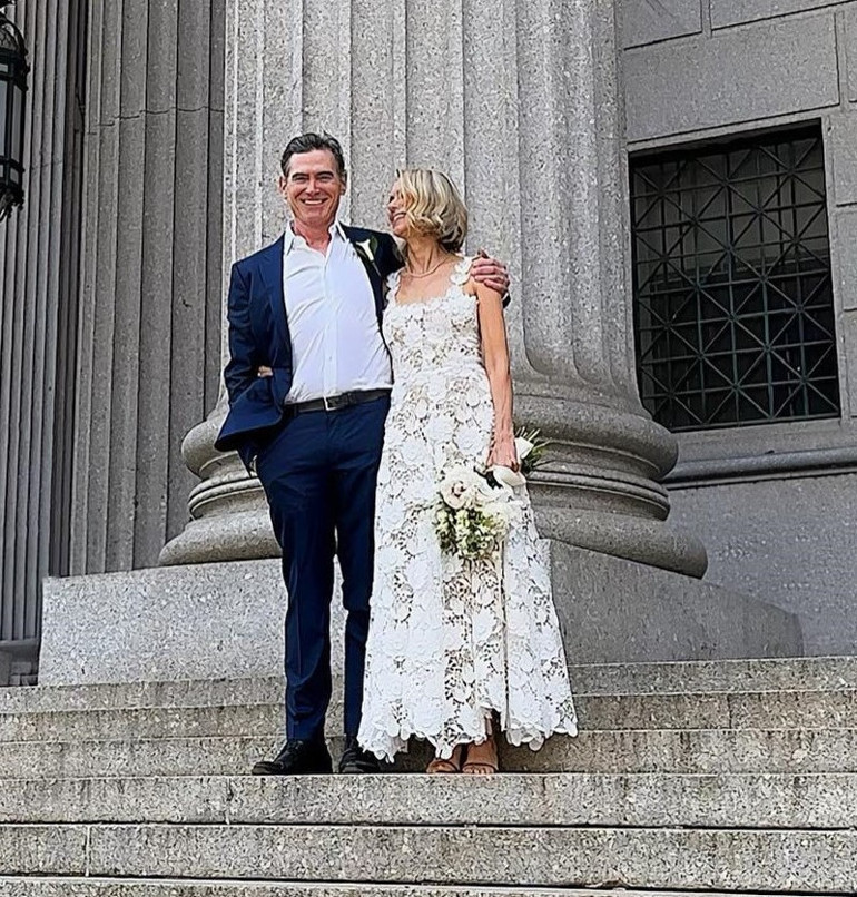 Nişan yüzüğü fark edilince soruları geçiştirmişti… Ünlü yıldız 6 yıllık aşkıyla evlendi: Gelin çiçeğimi marketten aldım