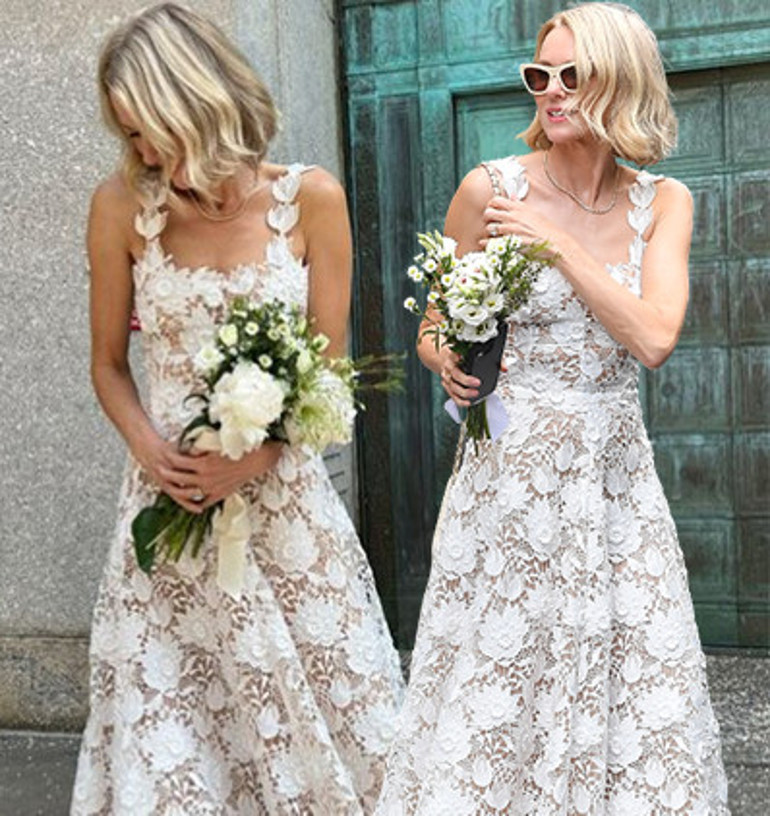 Nişan yüzüğü fark edilince soruları geçiştirmişti… Ünlü yıldız 6 yıllık aşkıyla evlendi: Gelin çiçeğimi marketten aldım