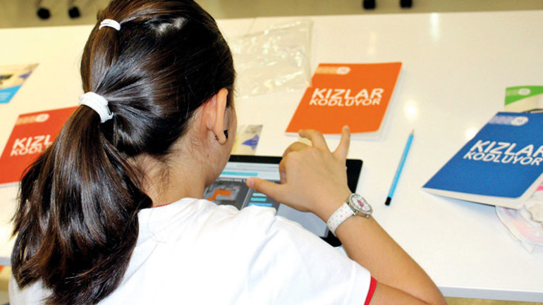 Sezen abla kızlarla ‘kod’luyor