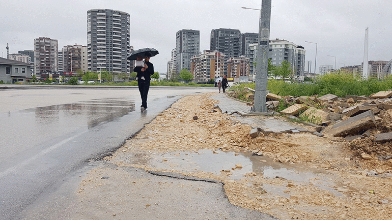 Kaldırımlar darmaduman