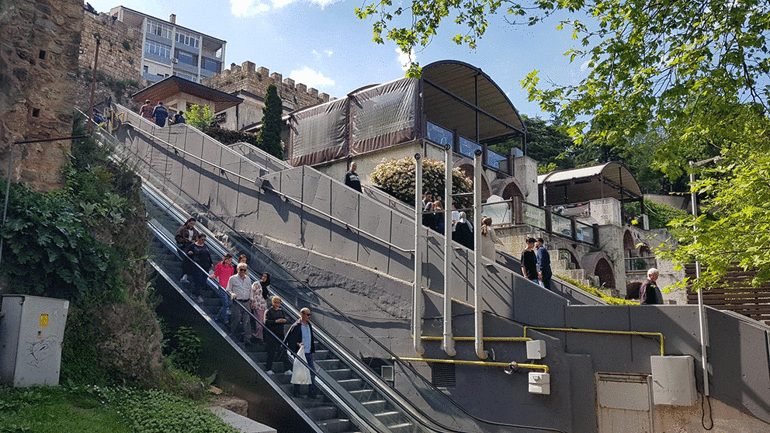 Kaldırımlar darmaduman