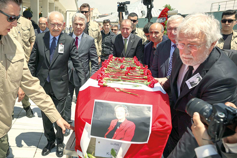 Suna Kan son yolculuğuna uğurlandı... Kemanın sesine veda