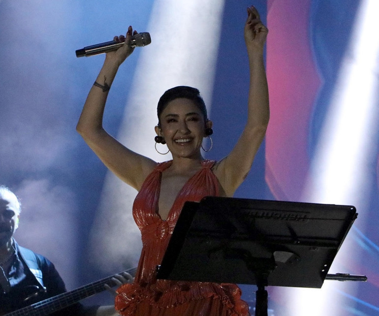 Melek Mosso konserde özür diledi