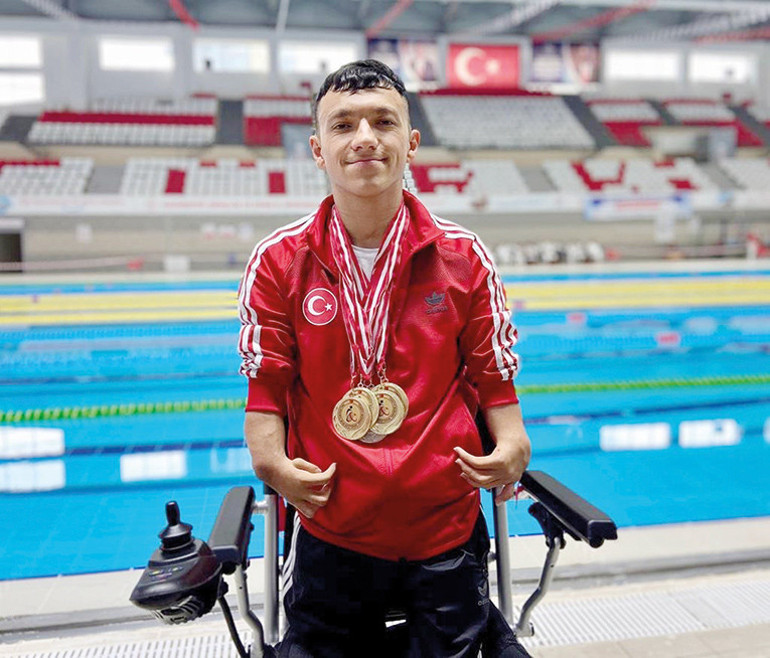 Tüm engellere kulaç attı