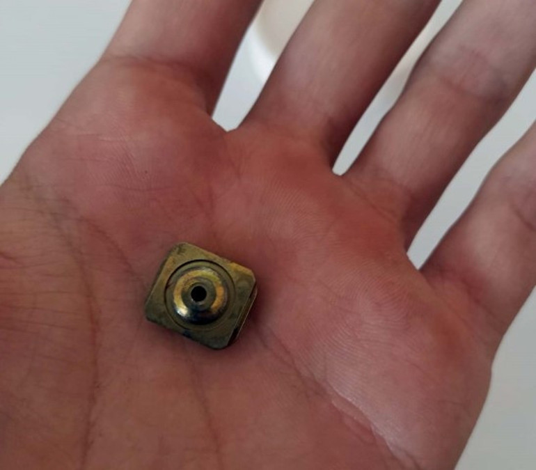 Boynuna takılan implant yemek borusunu yırtıp midesine düştü