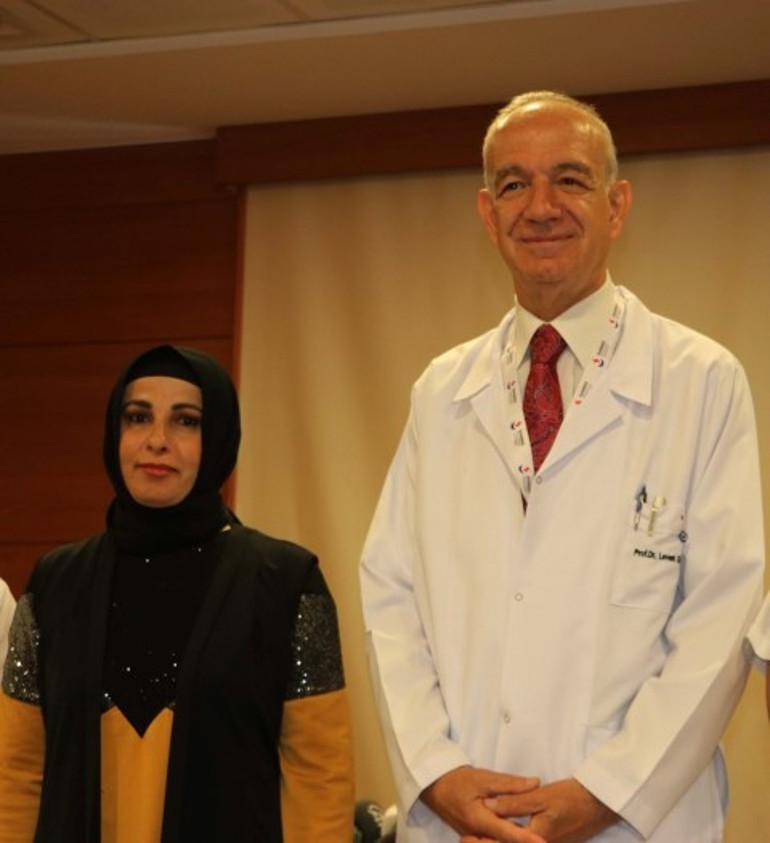 Boynuna takılan implant yemek borusunu yırtıp midesine düştü