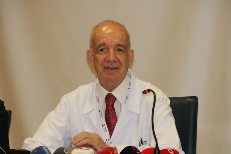 Boynuna takılan implant yemek borusunu yırtıp midesine düştü