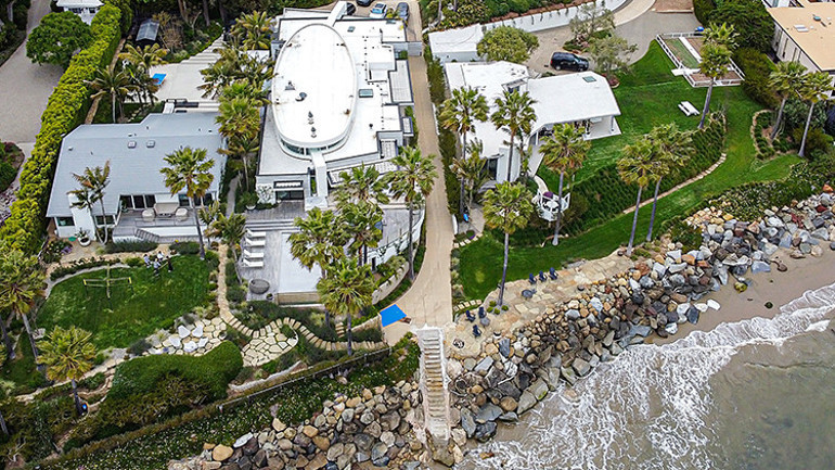 Yıldız oyuncu 18 yıllık karısından boşanıyor... Mal kavgası başladı: Evlerimi derhal terk etsin