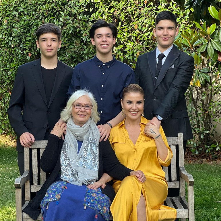 Ünlü oyuncudan  17 günlük oğlu ile ilk poz