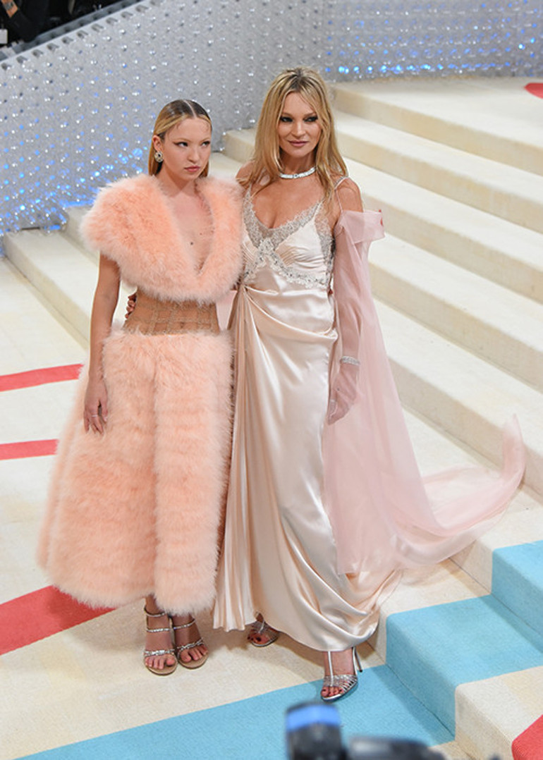 Ünlü annesi onun tahtını yaptı