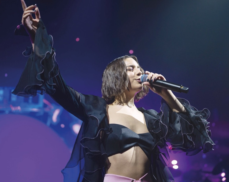 Müziğinde Doğu’yla Batı’yı buluşturan Bade ‘Evde Yok’u çıkardı ‘Yeni yeni içimdeki çocuğu okşamaya başladım’